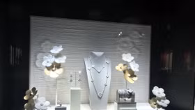 Bất chấp tình hình kinh tế đầy biến động, giới nhà giàu vẫn "vung tiền" vào trang sức