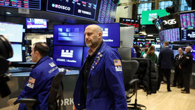 Phố Wall diễn biến trái chiều, giá dầu lao dốc 11%