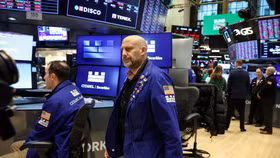 Phố Wall diễn biến trái chiều, giá dầu lao dốc 11%