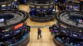 Chứng khoán Mỹ cắm đầu lao dốc do “vòng xoáy” thuế quan, giá dầu chạm mức thấp nhất trong 3 năm