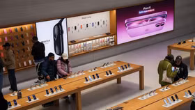 Ông Trump lại đe đánh thuế EU, Apple, thương chiến nguy cơ leo thang