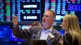 Phố Wall giằng co sau báo cáo việc làm, giá dầu tăng 1% vì căng thẳng Mỹ - Iran