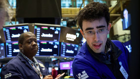 Phố Wall giảm điểm vì lo ngại chiến sự Trung Đông và lãi suất, giá dầu tăng trở lại
