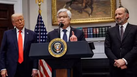 Chủ tịch kiêm Tổng giám đốc điều hành TSMC C.C. Wei phát biểu bên cạnh Tổng thống Mỹ Donald Trump và Bộ trưởng Thương mại Howard Lutnick, khi đưa ra thông báo về một khoản đầu tư của TSMC vào Mỹ vào hồi tháng 3/2025