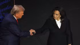 Ông Donald Trump và bà Kamala Harris tại cuộc tranh luận tối 10/9