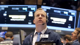 Chứng khoán Mỹ gần như đi ngang, giá dầu tiếp tục leo cao