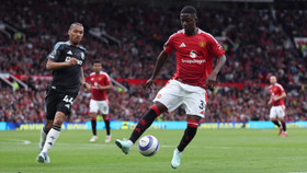 Kobbie Mainoo của Manchester United trong trận đấu tại Giải Ngoại hạng Anh giữa Manchester United FC và Aston Villa FC vào tháng 5/2025