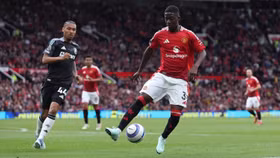 Kobbie Mainoo của Manchester United trong trận đấu tại Giải Ngoại hạng Anh giữa Manchester United FC và Aston Villa FC vào tháng 5/2025