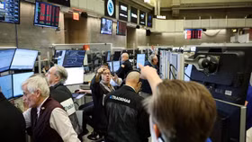 Phố Wall chìm trong sắc đỏ, giá dầu lại tăng vọt