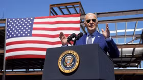Tổng thống Mỹ Joe Biden công bố thỏa thuận sơ bộ với Intel trong chuyến thăm khuôn viên Intel Ocotillo tại Arizona hồi tháng 3