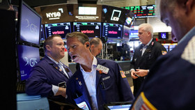 Nasdaq và S&P 500 giảm do sức ép từ ngành công nghệ