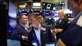 Phố Wall phá kỷ lục, giá dầu tăng mạnh sau khi Tổng thống Mỹ tuyên bố đạt được thoả thuận thương mại với Việt Nam