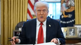 Chính quyền Trump “bật đèn xanh” cho ngành ô tô nhưng lại mở rộng điều tra chip và dược phẩm