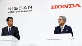 CEO Nissan và CEO Honda cùng phát biểu trong cuộc họp báo chung về đàm phán sáp nhập