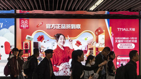 Nền kinh tế hai tốc độ của Trung Quốc: Tiêu dùng chững lại, xuất khẩu bứt tốc