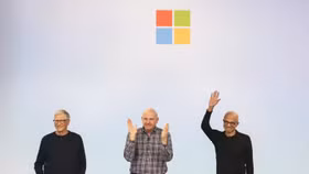 Từ trái sang: Nhà sáng lập Microsoft Bill Gates, cựu CEO Steve Ballmer và Chủ tịch kiêm CEO hiện tại Satya Nadella tại sự kiện kỷ niệm 50 năm