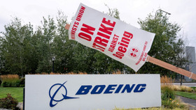 Boeing lỗ hơn 1 tỷ USD mỗi tháng, cắt giảm 10% lực lượng lao động toàn cầu