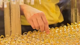 Giá vàng tăng vọt theo thế giới, nhà đầu tư đổ xô tìm “nơi trú ẩn”