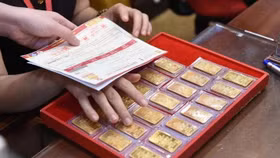 Vàng thế giới biến động, chênh giá trong nước gần 2 triệu đồng/lượng