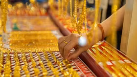 Giá vàng thế giới quay đầu giảm, trong nước tăng nửa triệu đồng/lượng