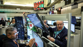 Phố Wall giảm điểm, giá dầu WTI tăng vọt 12%