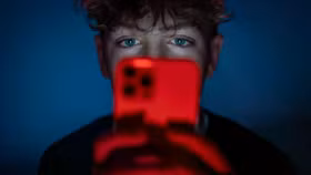 Vương quốc Anh thử nghiệm hạn chế mạng xã hội với người dưới 16 tuổi