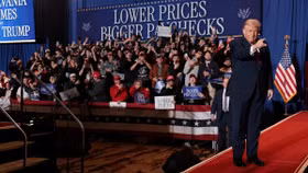 Ông Trump và “bóng dáng Biden” trong các đề xuất kinh tế mới