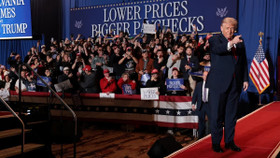 Ông Trump và “bóng dáng Biden” trong các đề xuất kinh tế mới