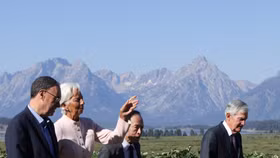 Thống đốc Ngân hàng Anh Andrew Bailey, Chủ tịch Ngân hàng Trung ương châu Âu Christine Lagarde, Thống đốc Ngân hàng Nhật Bản Kazuo Ueda và Chủ tịch Cục Dự trữ Liên bang Mỹ Jerome Powell (từ trái sang) tại Hội nghị chuyên đề chính sách kinh tế Jackson Hole 2025