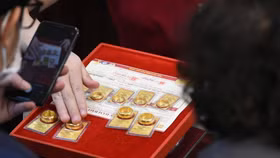 Vàng giằng co quanh mốc 180 triệu đồng/lượng 