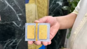 Vàng trong nước tiếp tục đi ngang, cao hơn giá thế giới gần 3 triệu đồng/lượng