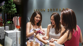 Thay vì tiết kiệm, giới trẻ Singapore “vung tiền” cho hàng hiệu để giữ hình ảnh 