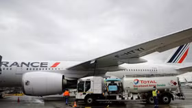 Ngành hàng không thế giới đối mặt nguy cơ cạn kiệt nhiên liệu