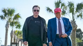 Tổng thống Mỹ Donald Trump (bên phải) và CEO Tesla Elon Musk