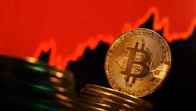 “Tay to” tiếp tục mua gom, giá Bitcoin vẫn giảm mạnh