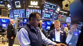 Chứng khoán Mỹ lao dốc, giá dầu chạm mức cao nhất trong 2 tuần