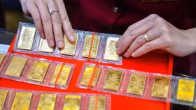 Giới đầu tư “nhanh tay” chốt lời, giá vàng hạ nhiệt