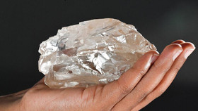 Phát hiện viên kim cương khổng lồ 2.500 carat ở Botswana