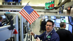Chứng khoán Mỹ tăng nhẹ, giá dầu cao nhất 2 tuần