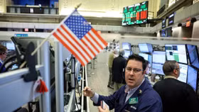 Chứng khoán Mỹ tăng nhẹ, giá dầu cao nhất 2 tuần