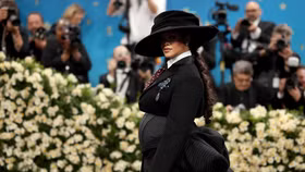 Nữ ca sĩ, doanh nhân Rihanna tại thảm đỏ Met Gala 2025