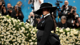 Nữ ca sĩ, doanh nhân Rihanna tại thảm đỏ Met Gala 2025