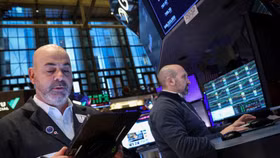 Chứng khoán Mỹ “đỏ rực” sau phiên giao dịch đầy biến động, giá dầu rơi xuống đáy 4 năm