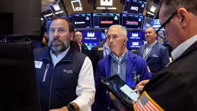 Cảnh báo từ các “ông lớn” ngân hàng khiến Phố Wall chao đảo