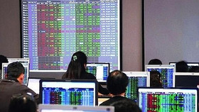 VN-Index rung lắc tại vùng đỉnh lịch sử, xu hướng tăng còn được giữ?