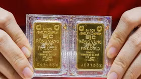 Giá vàng thế giới thủng mốc 4.000 USD/ounce, nhà đầu tư thận trọng bắt đáy