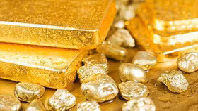 Cú rơi sốc của vàng: Trong nước giảm sâu, thế giới thủng mốc 4.900 USD