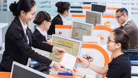 Làn sóng cắt giảm nhân sự và câu chuyện lương thưởng của nhân viên ngân hàng