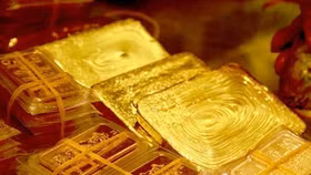 Vàng SJC tăng 15 triệu đồng sau nửa tháng, thế giới giằng co quanh mốc 5.000 USD