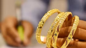 Vàng miệt mài leo đỉnh, nhà đầu tư coi chừng "sập sóng"